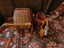 2 wicker carriages bk